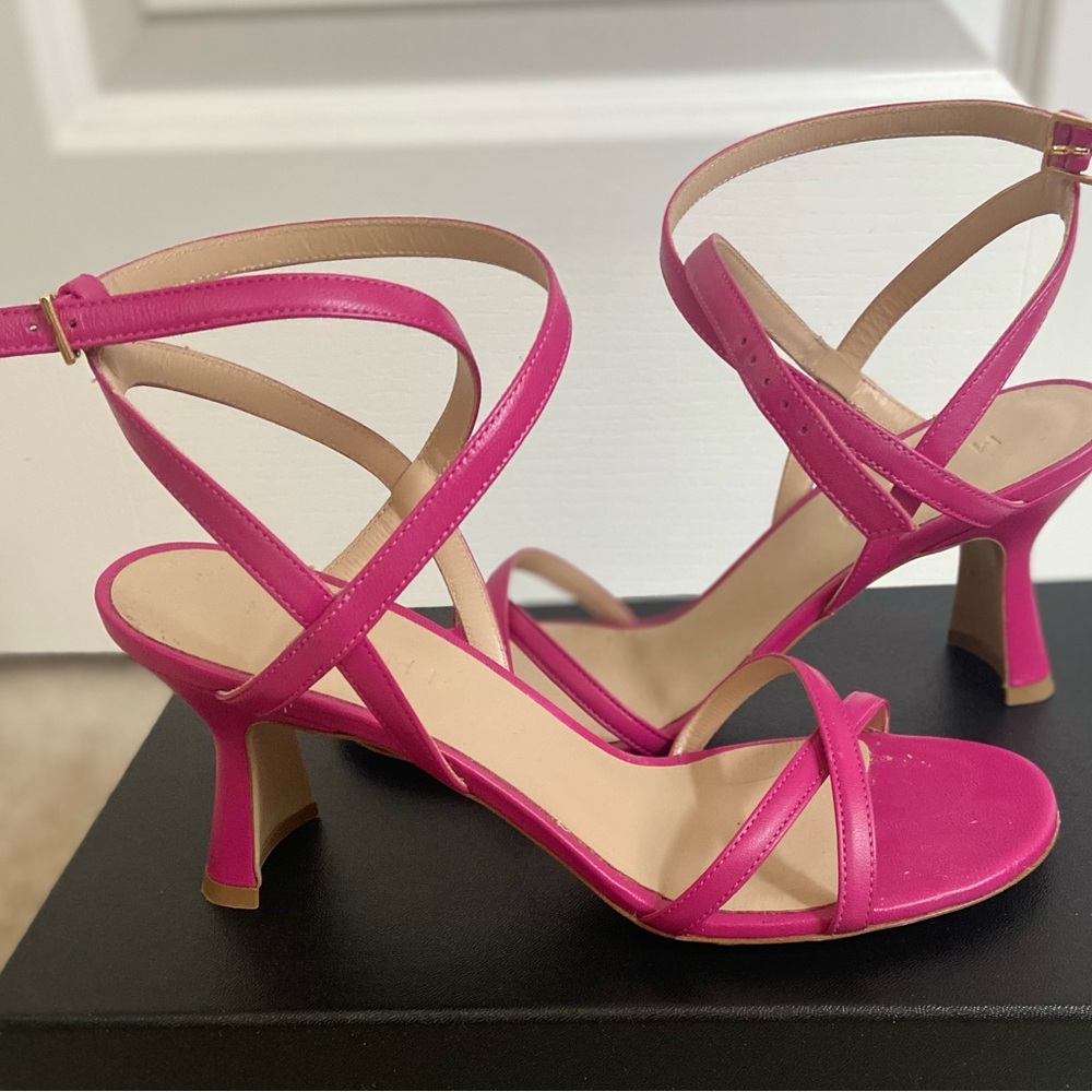 Size 37 M. Gemi sandal in fuchsia
